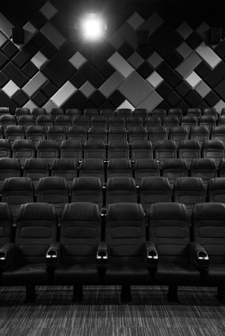 The Auteur Renaissance: How Hollywood's New Award Paradigm is Reshaping the Global Box Office