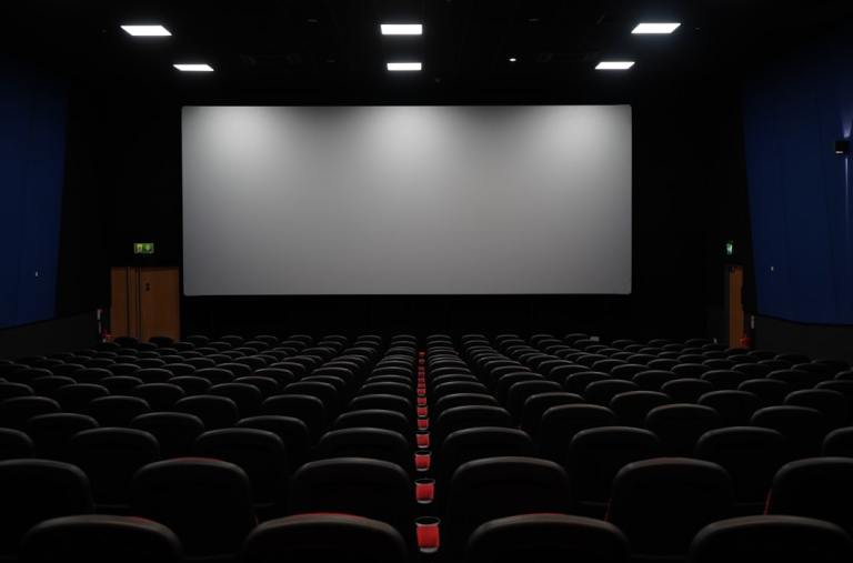 The Dual-Track Cinema: How Hollywood's Post-Strike Awards Season Redefines the Box Office